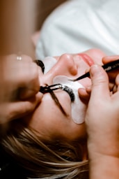 person holding black and silver scissors