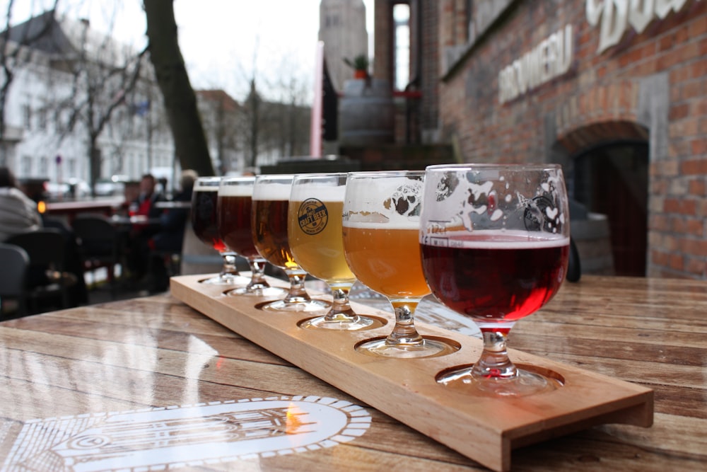 verre à vin transparent sur table en bois brun