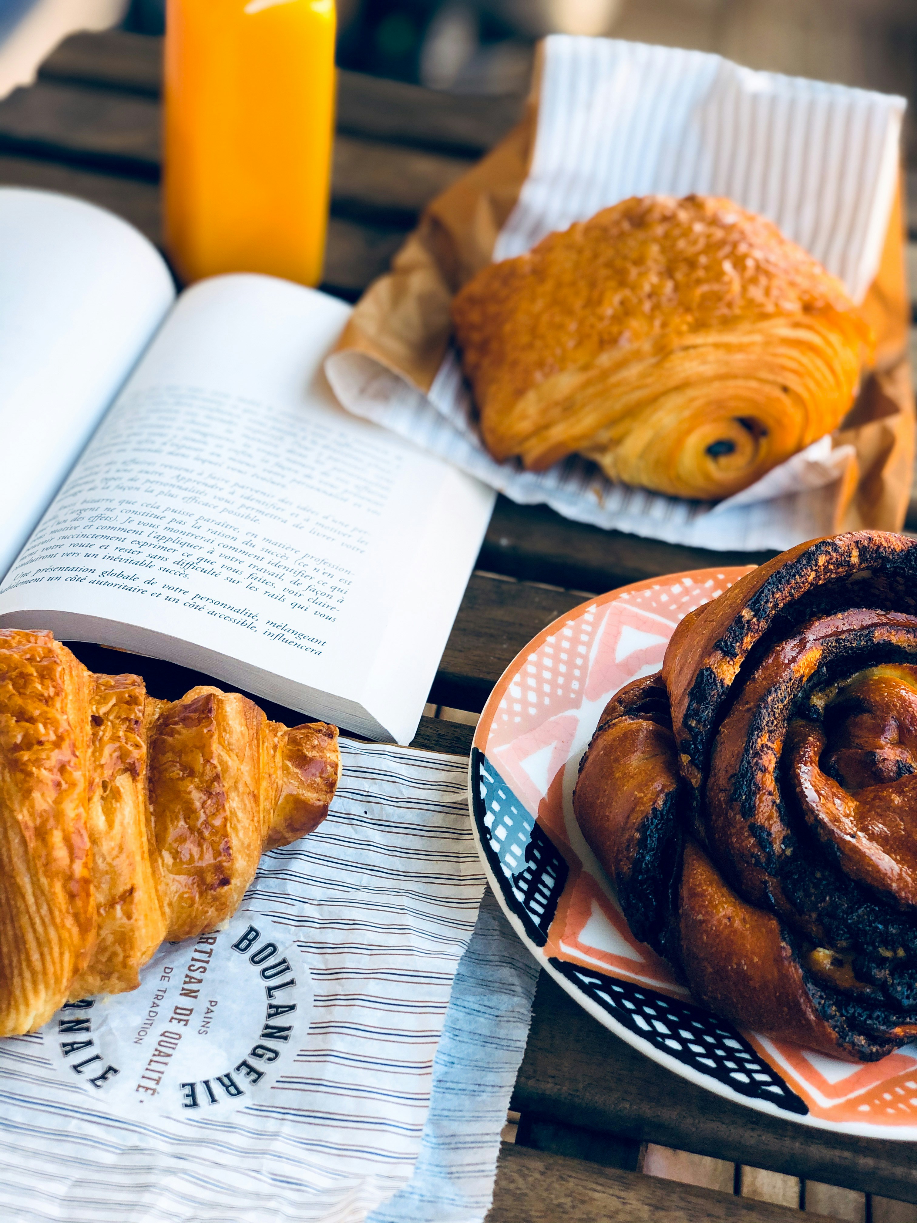 Brot auf blau-weißem Keramikteller