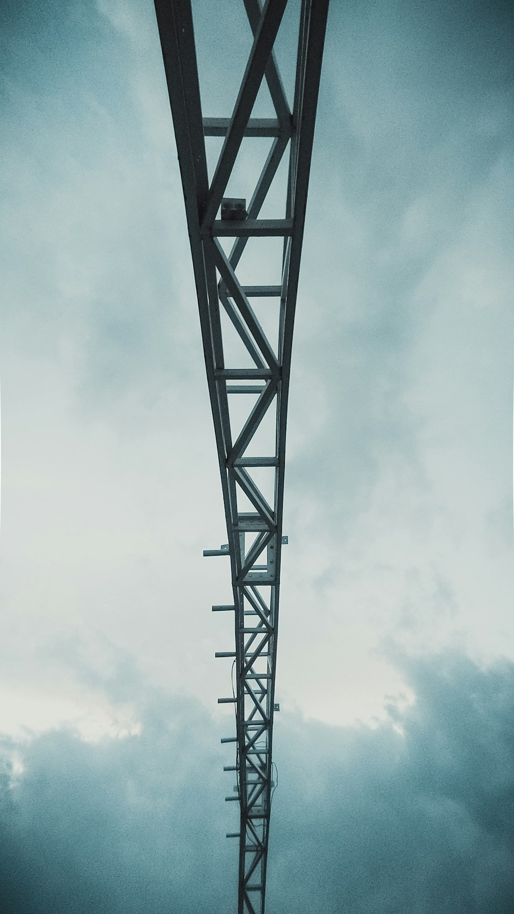 torre de metal negro bajo nubes blancas