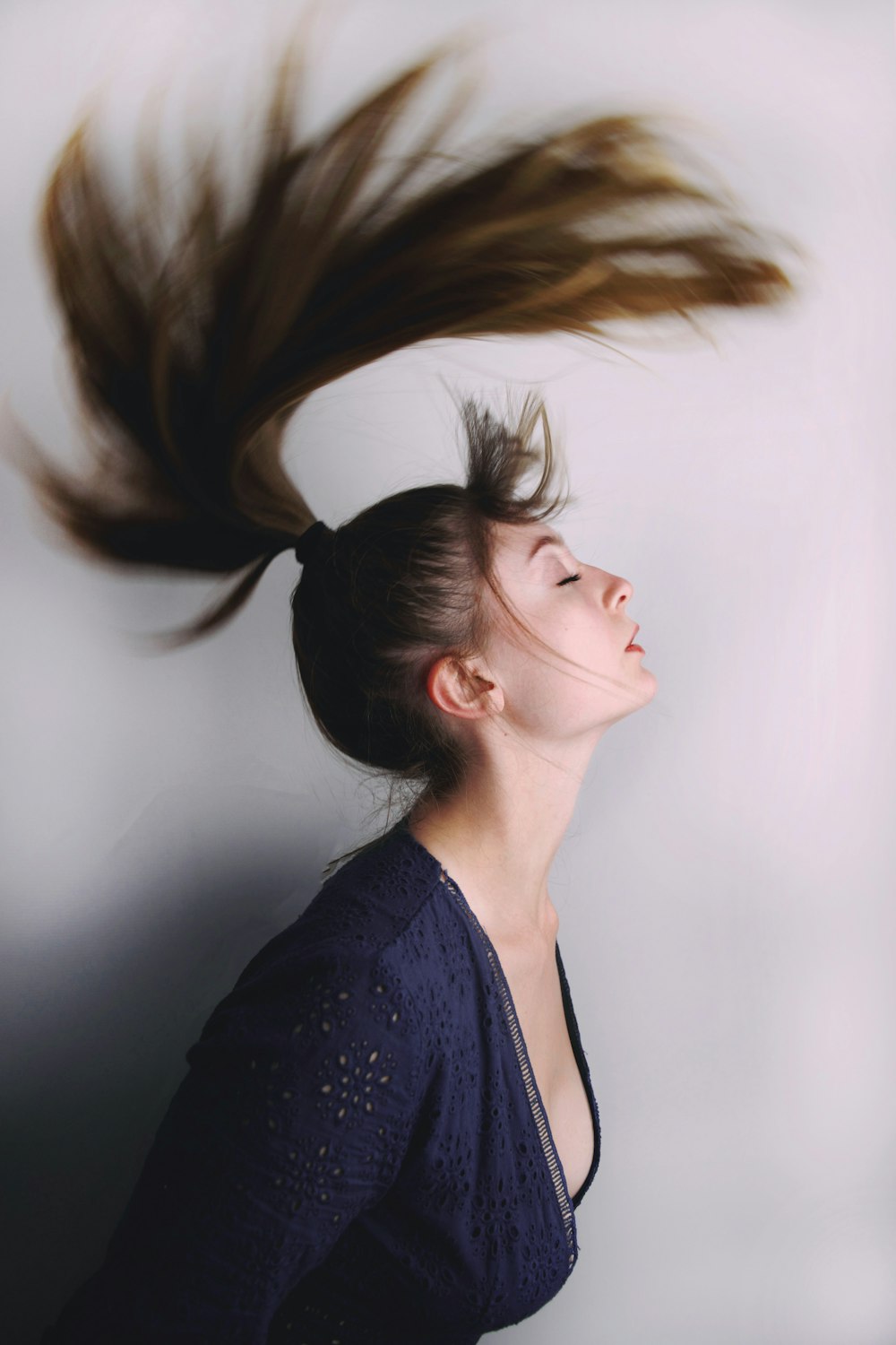 Frau im schwarzen Hemd mit braunen Haaren