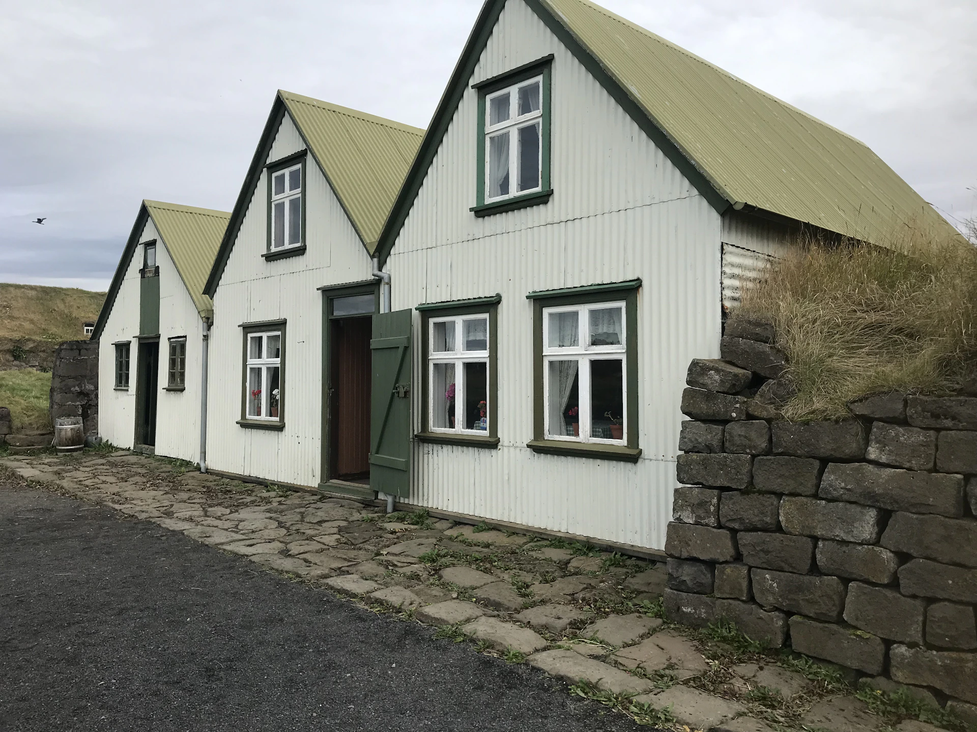 gray computer monitor