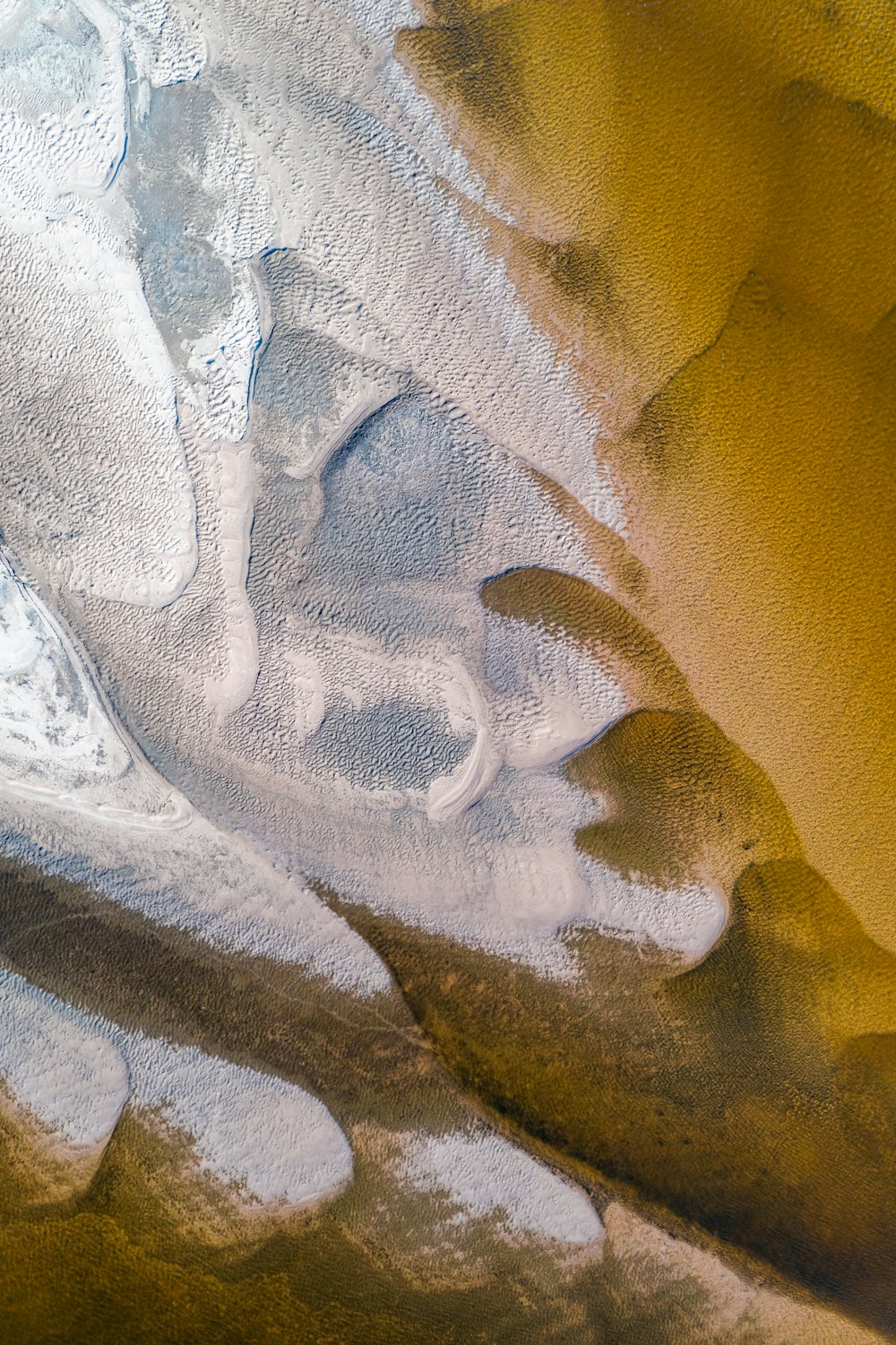 weißes und graues florales Textil