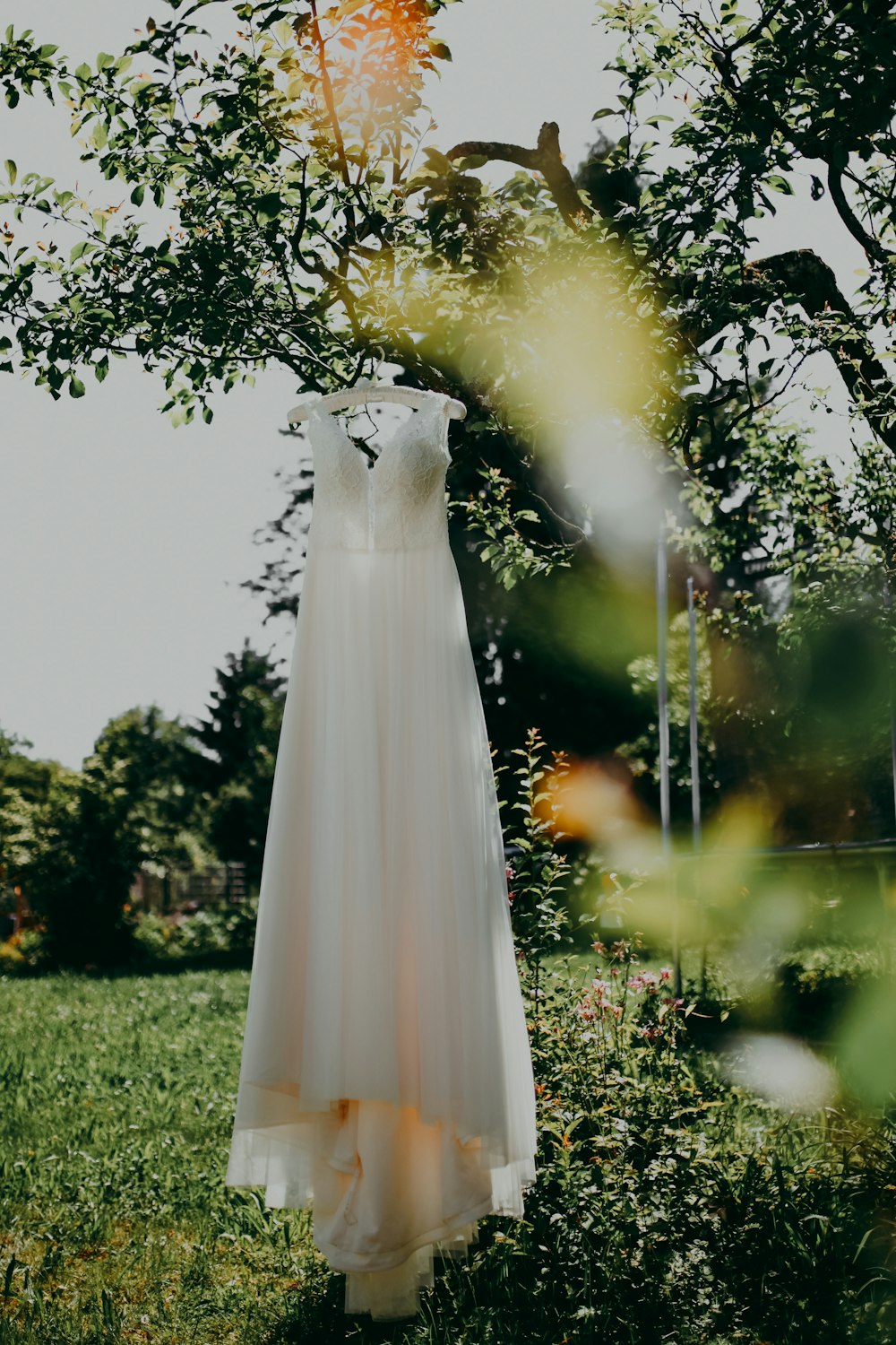 vestido blanco en campo de hierba verde durante el día