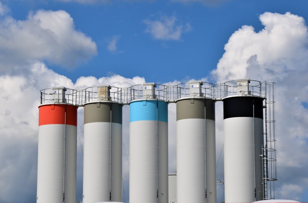 weiße und blaue Fabrik unter blauem Himmel tagsüber