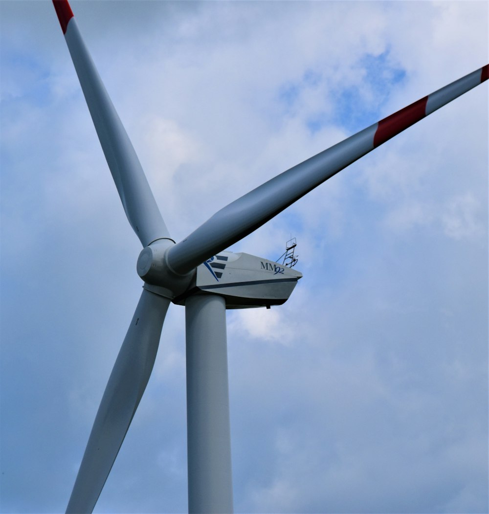 Weiße und rote Flagge auf weißem Metallmast