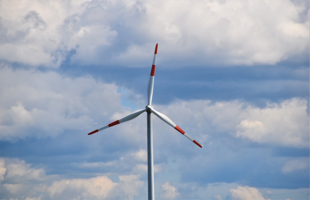 Turbina eólica blanca bajo el cielo azul durante el día