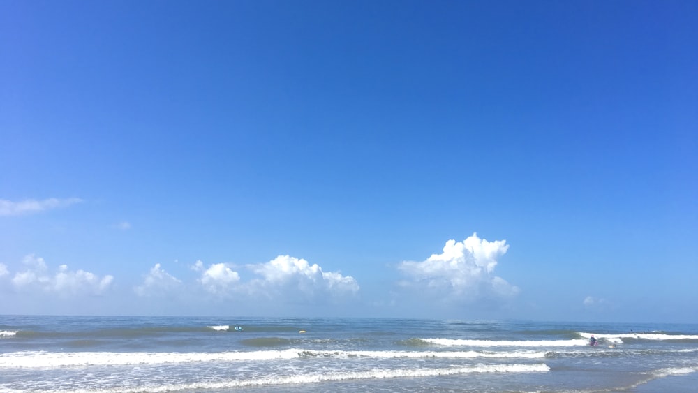 昼間の海上の青空