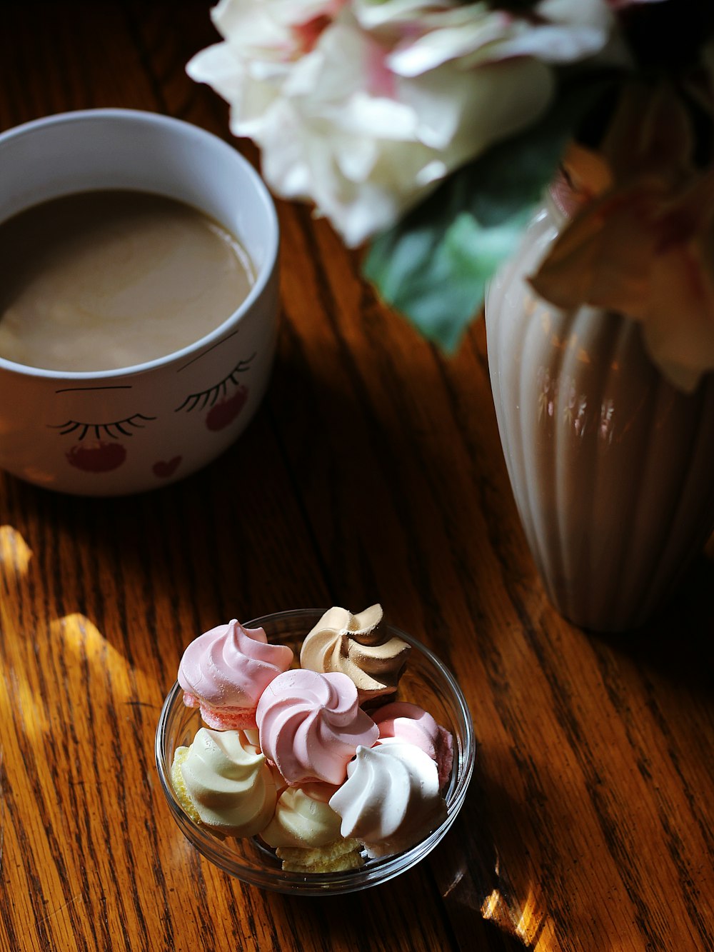 Tazza in ceramica bianca e rossa con caffè