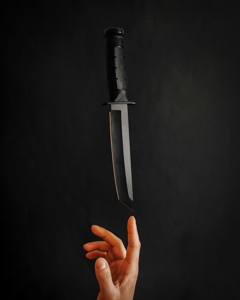Person, die ein Messer aus Edelstahl hält