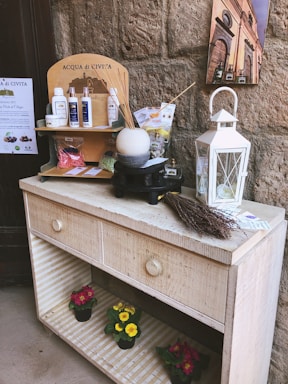 A rustic wooden shelf filled with natural men's grooming products in a cozy Rio de Janeiro store.