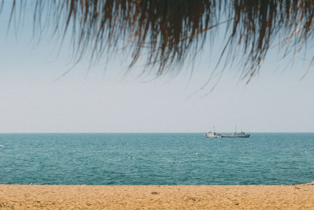 barco branco no mar durante o dia