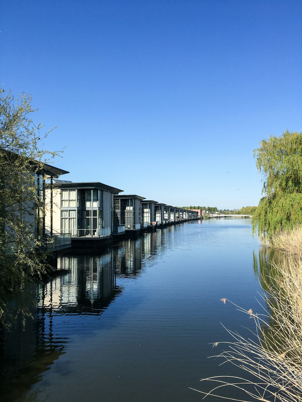 Weißes und braunes Haus am Fluss tagsüber