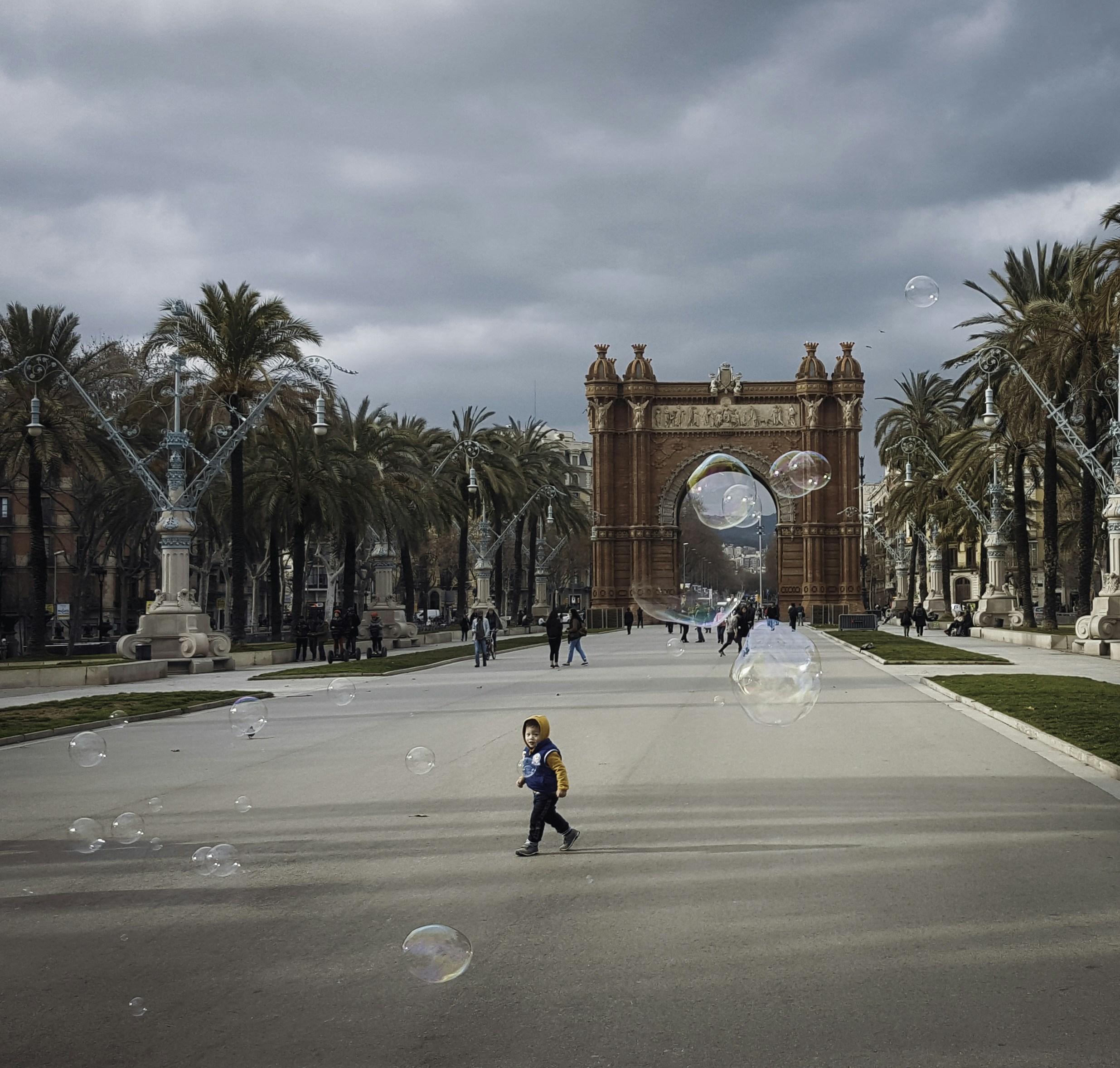 A kid playing with bubbles in Barcelona 🇪🇸