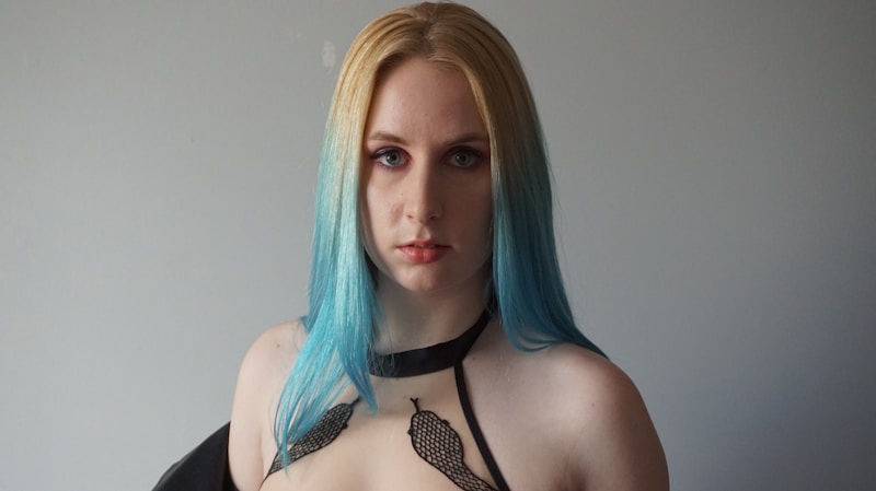 Modelo trans en lencería sexy