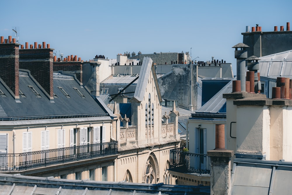 Bâtiment en béton blanc et brun près d’un plan d’eau pendant la journée