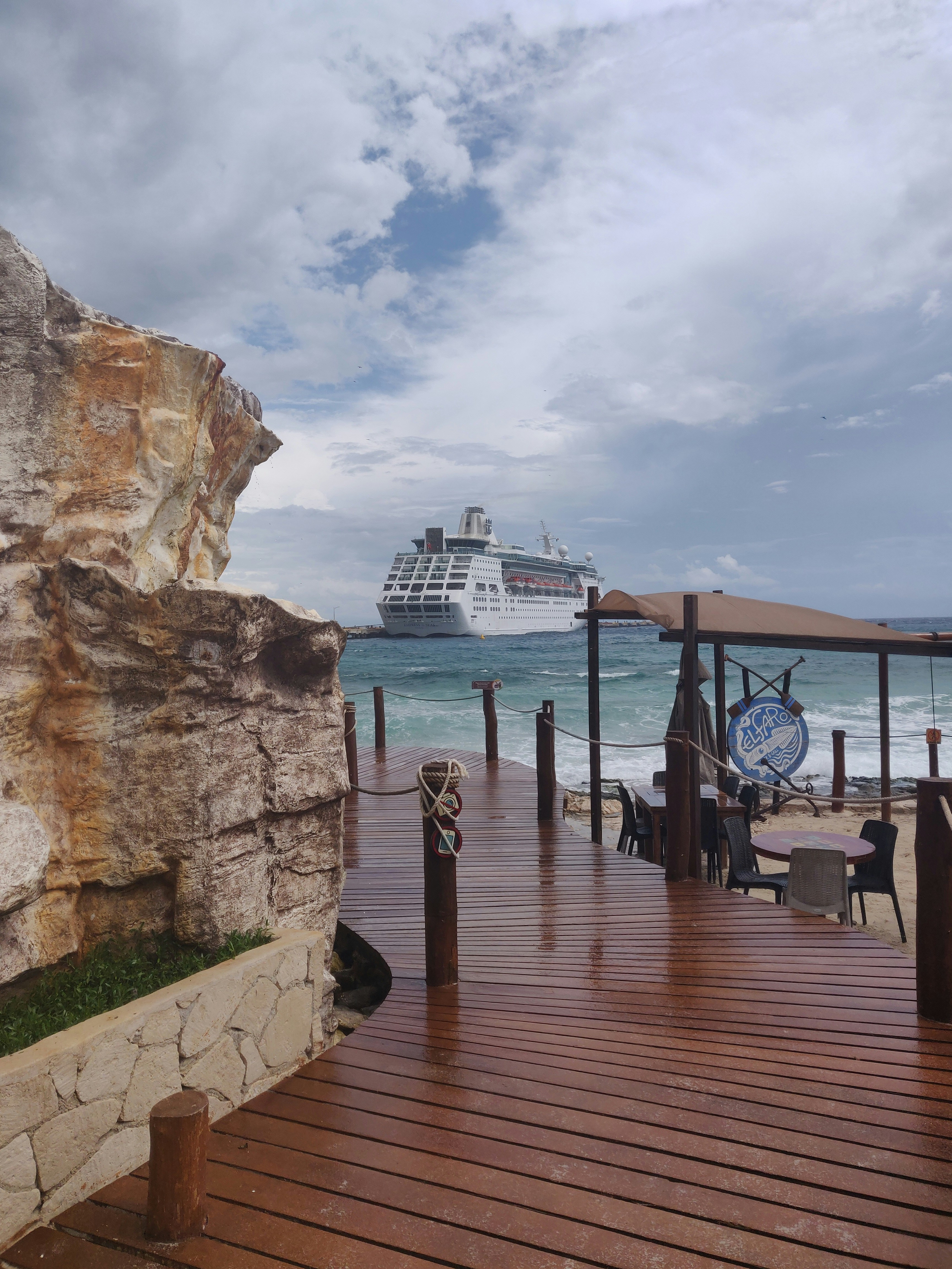 Barco blanco y azul en el muelle durante el día