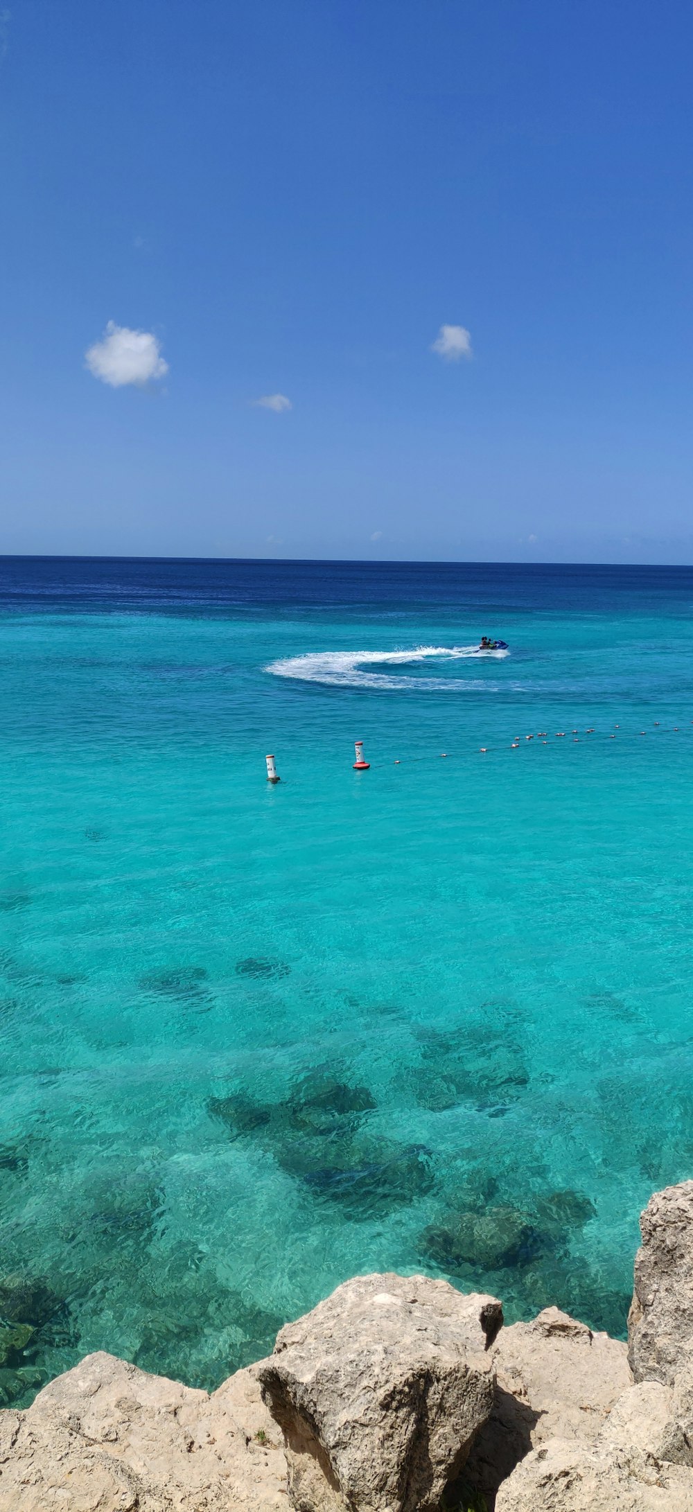 Menschen, die tagsüber auf See surfen