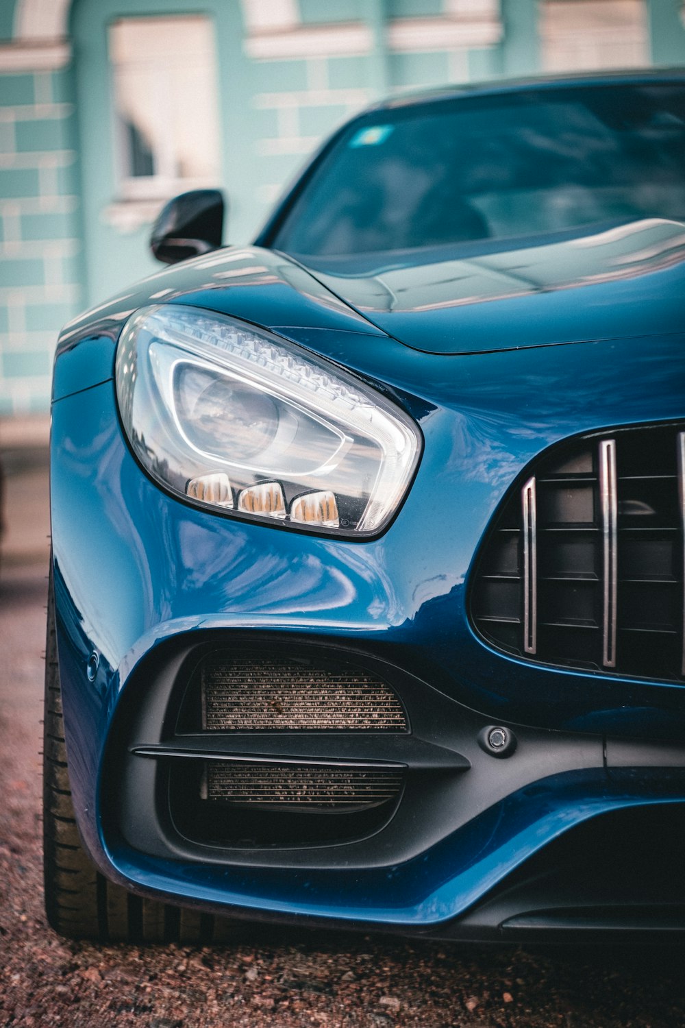 blue car with white and black light