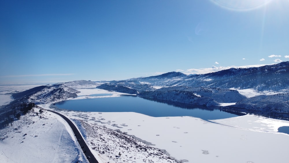 montanha coberta de neve sob o céu azul durante o dia