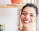 Mujer sonriente en una sesión de acompañamiento personal