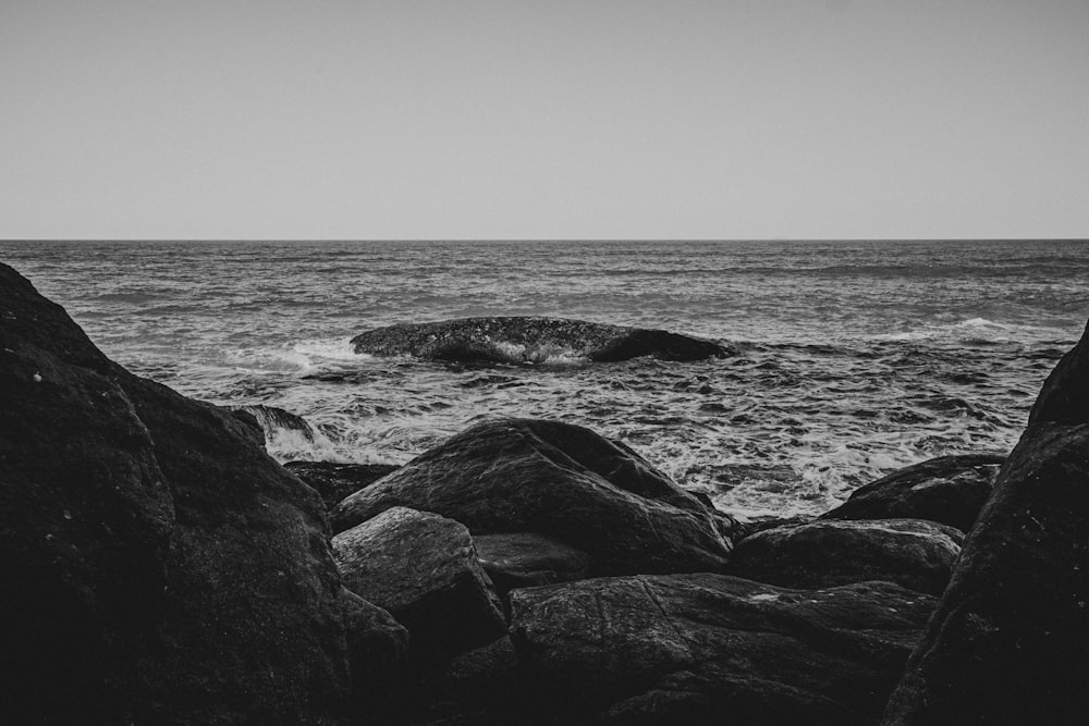 foto em tons de cinza da costa rochosa