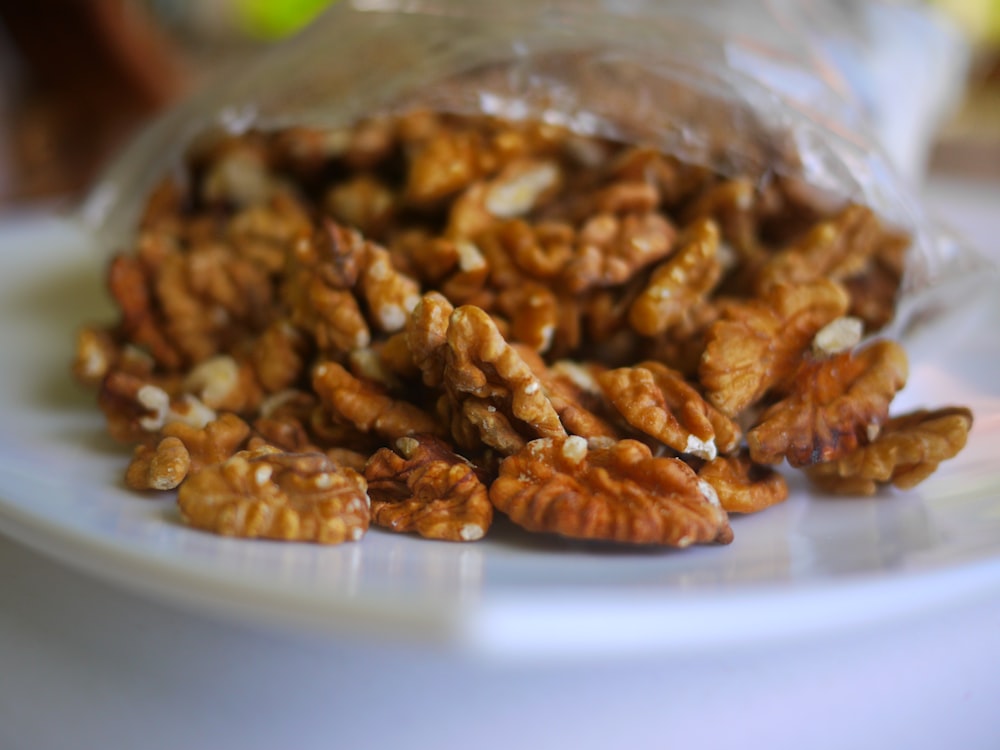arachidi marroni su contenitore di plastica trasparente