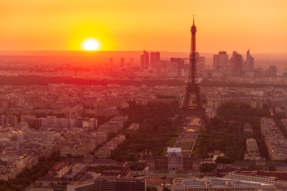 日没時のパリのエッフェル塔