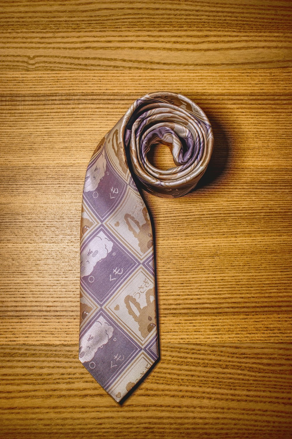 Braun-weiße Krawatte auf braunem Holztisch
