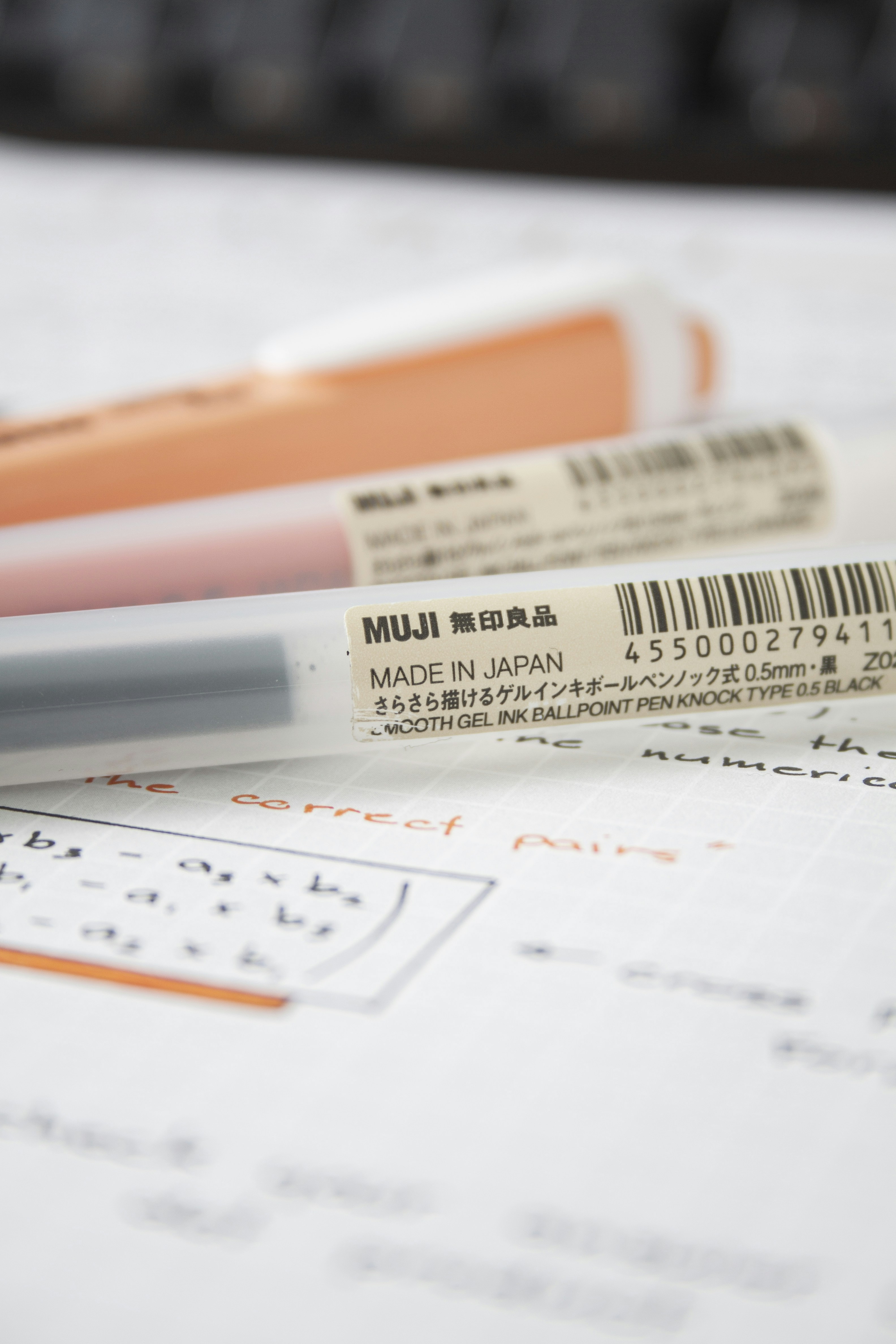 Penna arancione e bianca su carta bianca