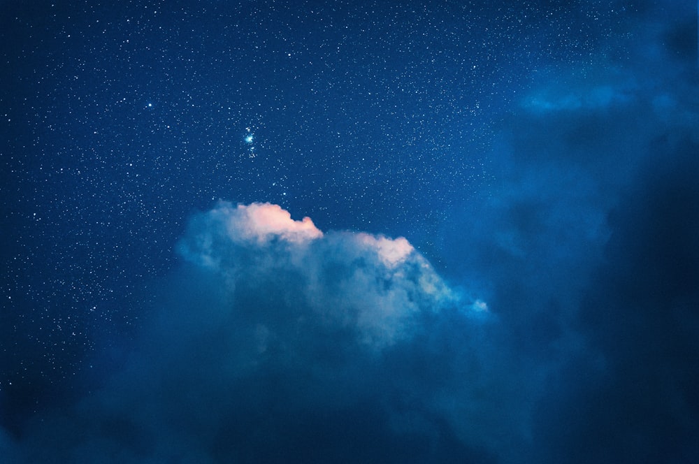 cielo nocturno estrellado azul y blanco