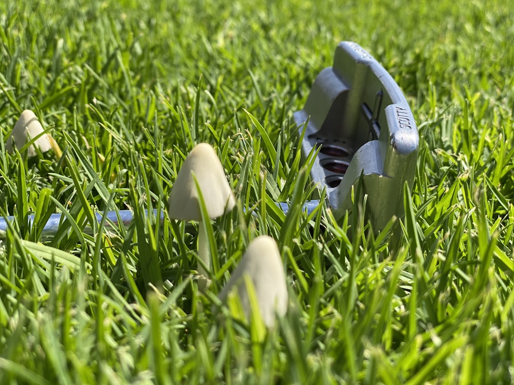 Herramienta de plástico blanco sobre hierba verde