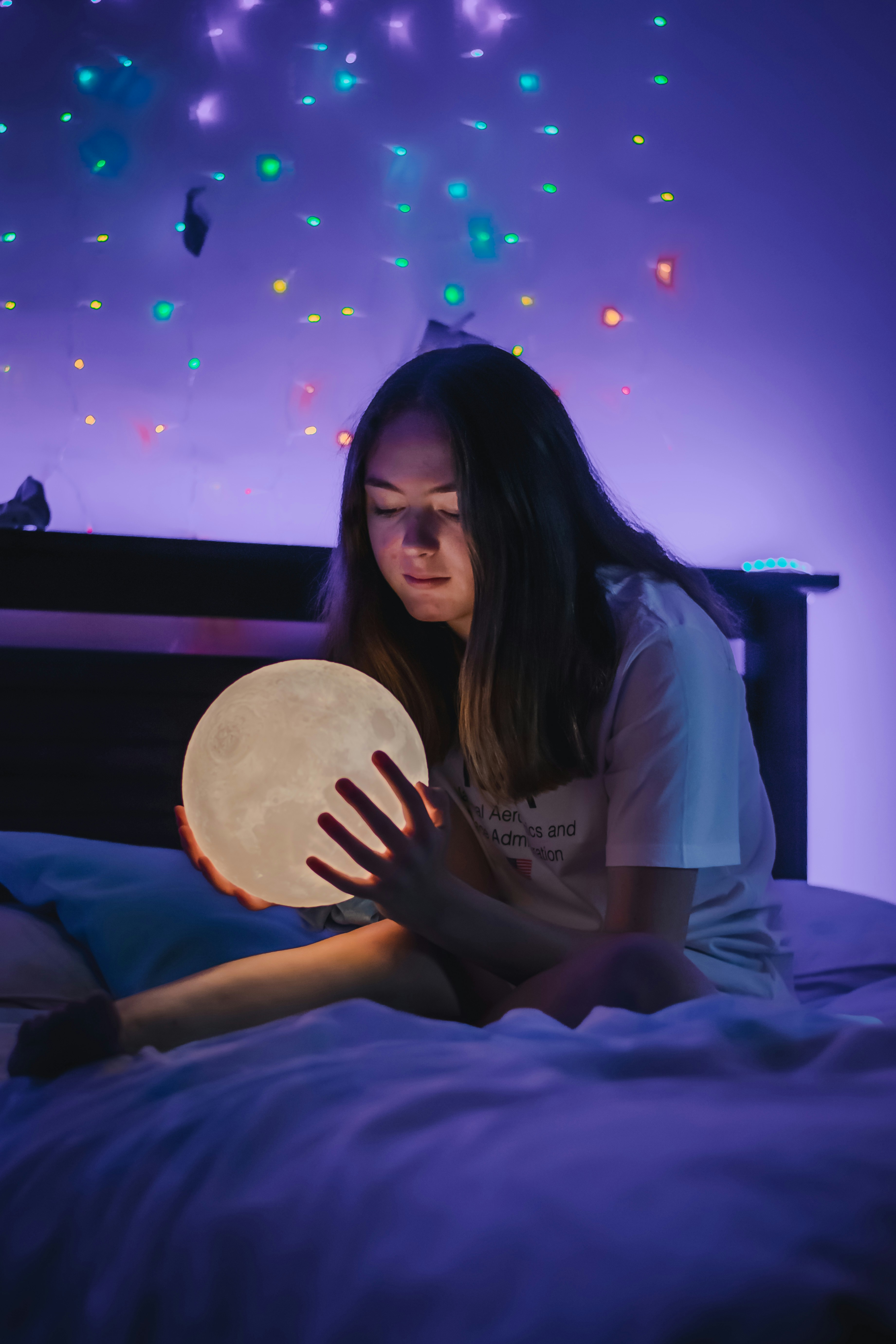 Frau in weißem Rundhalsausschnitt T-Shirt mit rundem weißen und schwarzen runden Ornament