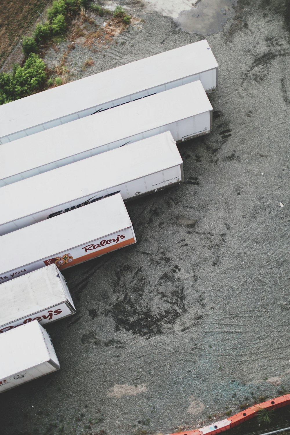 회색 모래에 흰색과 주황색 상자
