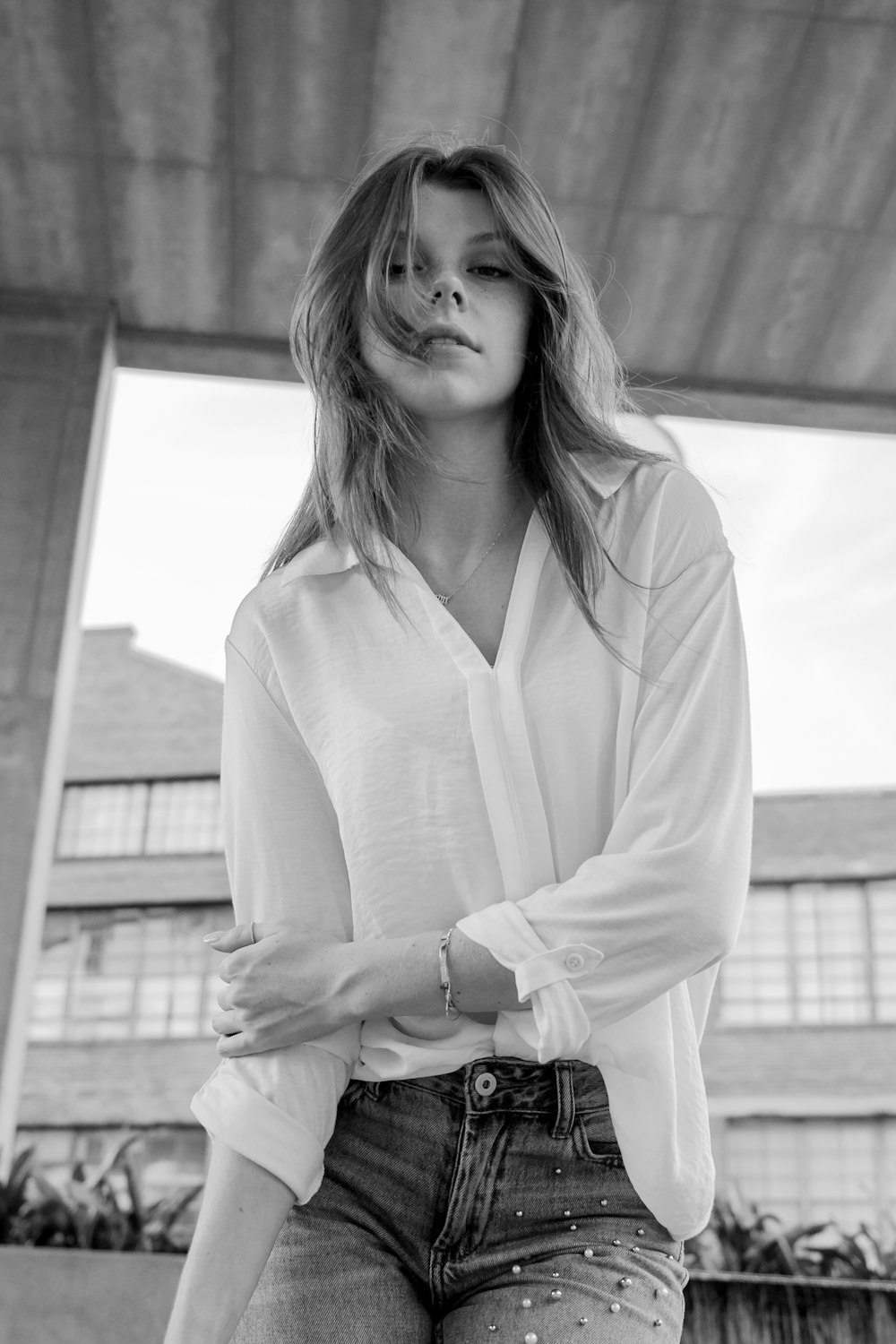 Foto en escala de grises de mujer con blazer blanco