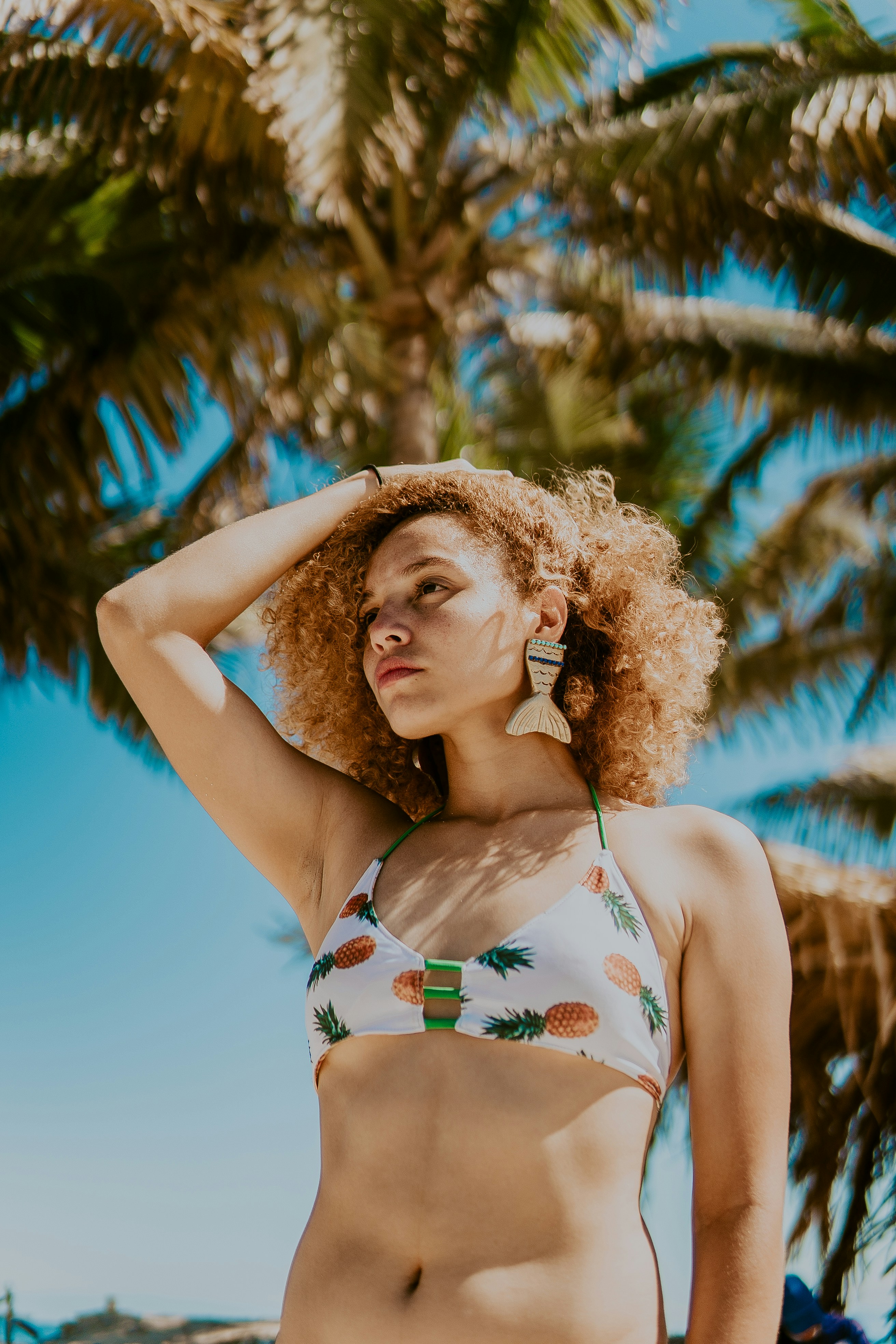 donna in bikini floreale bianco e arancione