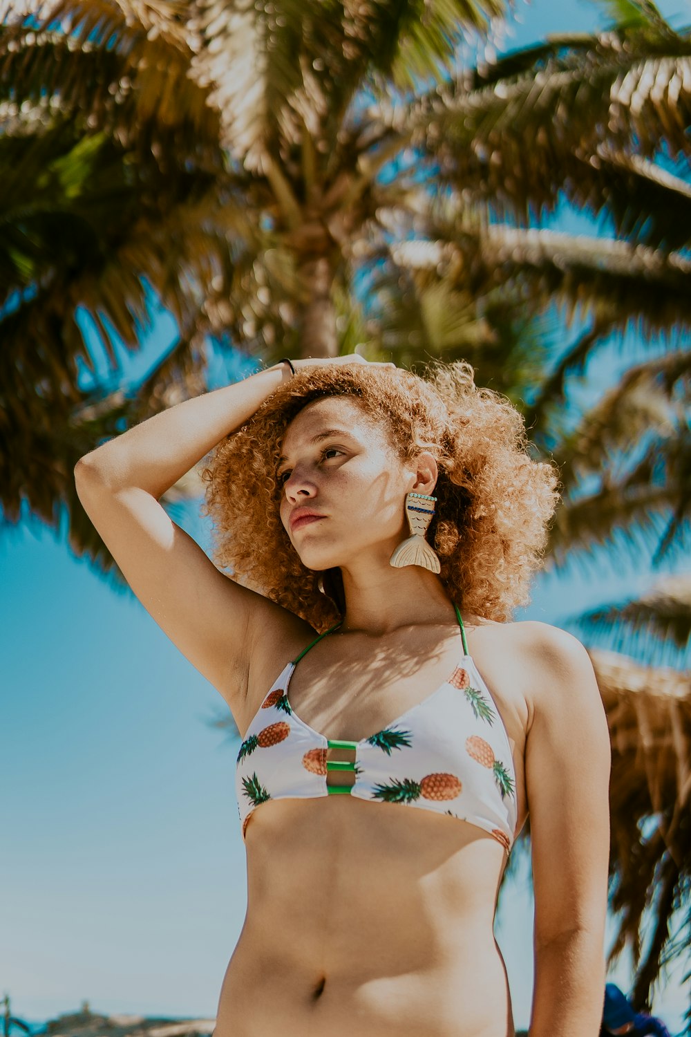 Mujer con top de bikini floral blanco y naranja