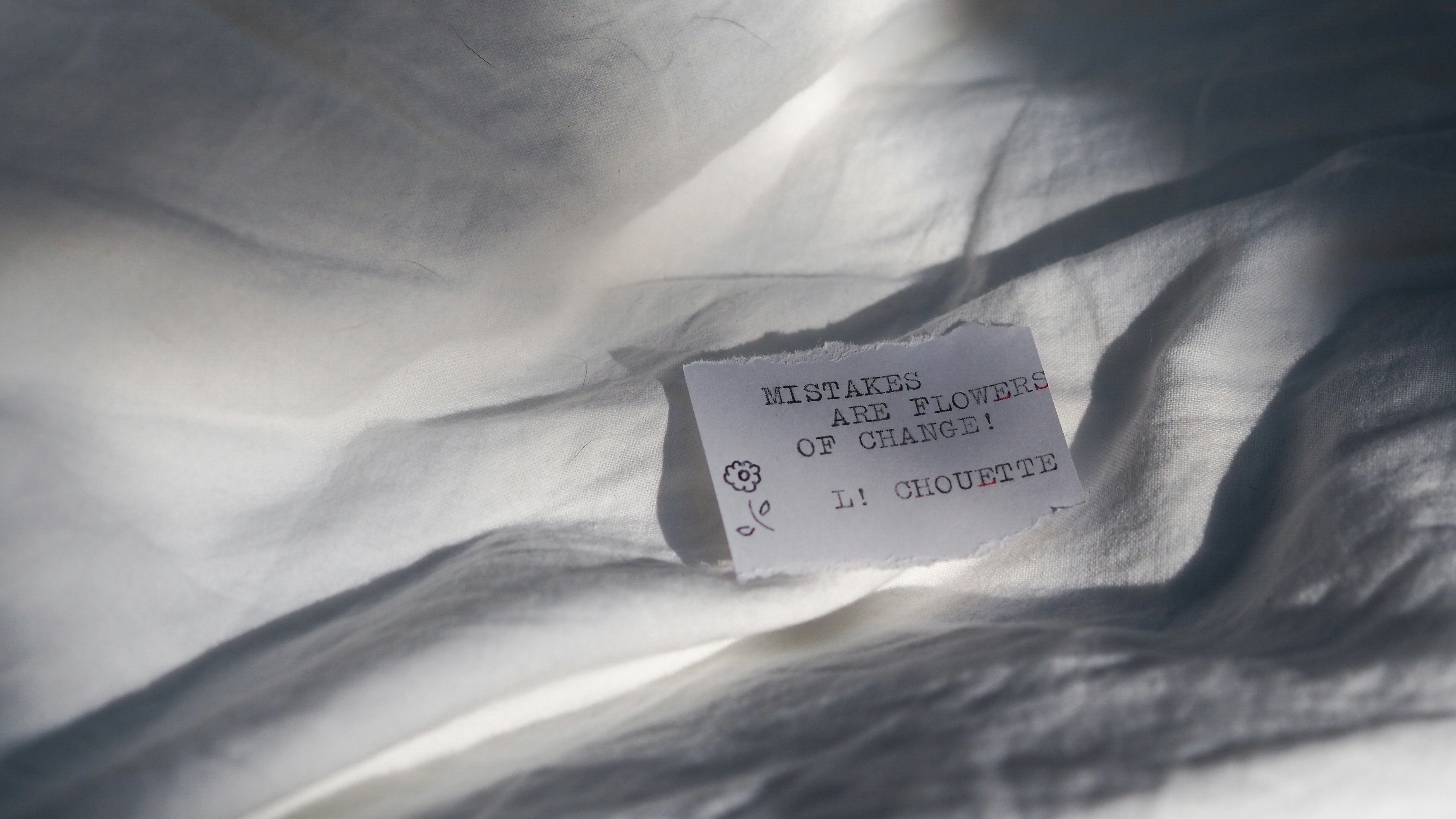papier d’imprimante blanc sur textile blanc