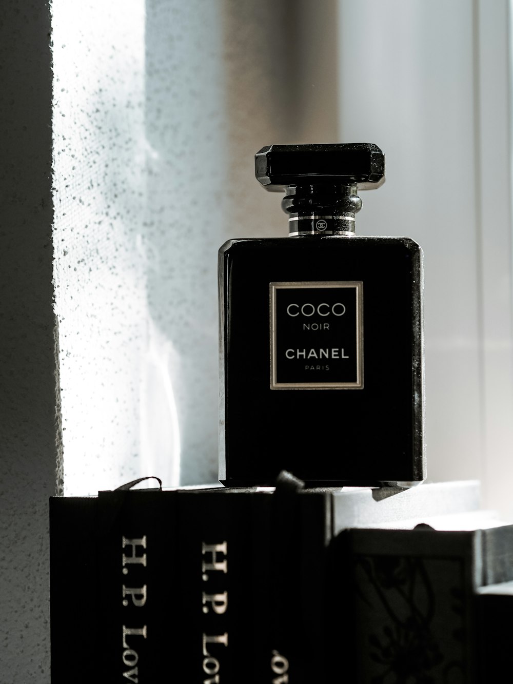 Foto de frasco de perfume negro y dorado – Imagen gratuita en Unsplash