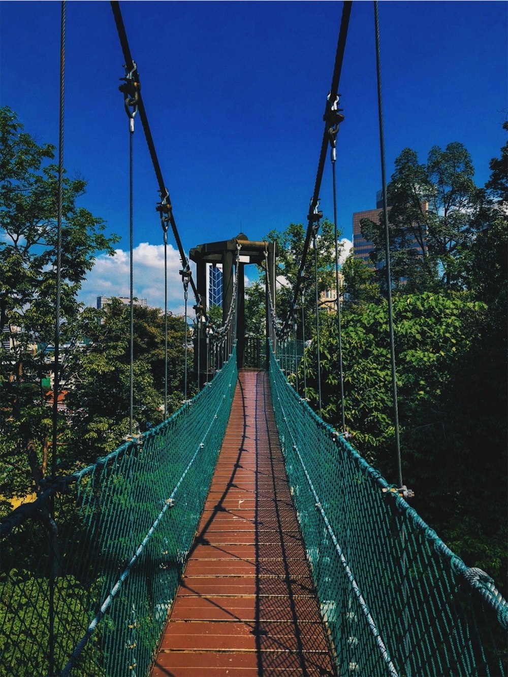 Gente caminando por el puente colgante durante el día