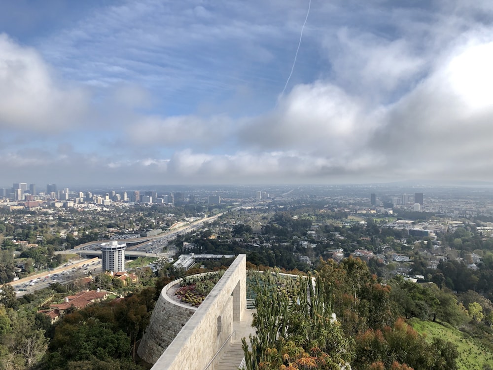 vista aérea de edifícios da cidade sob céu nublado durante o dia