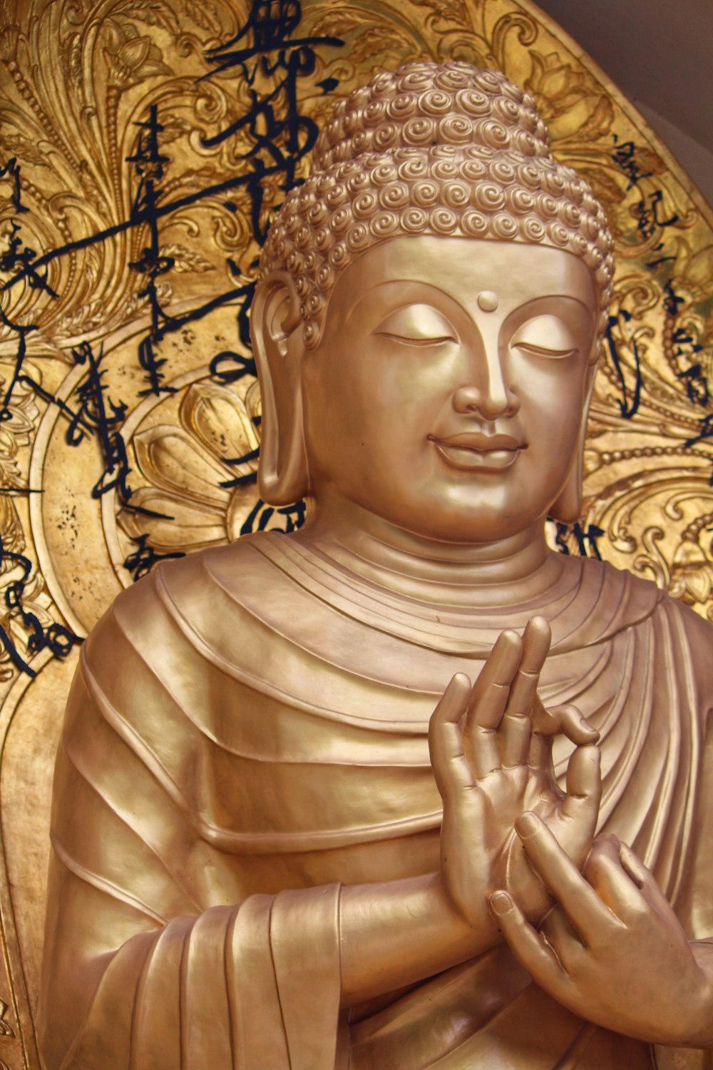 statua di buddha in oro su tessuto marrone