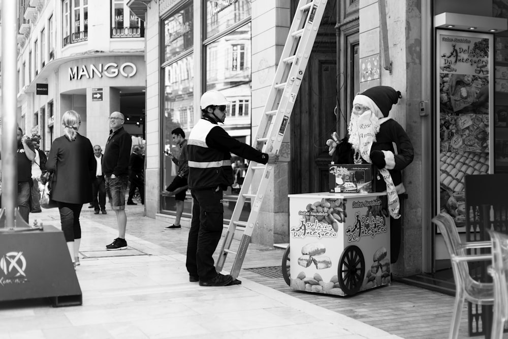 Une photo en noir et blanc d’un homme déguisé en Père Noël