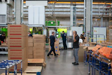 cliente esperando entrega pallets BG Courier