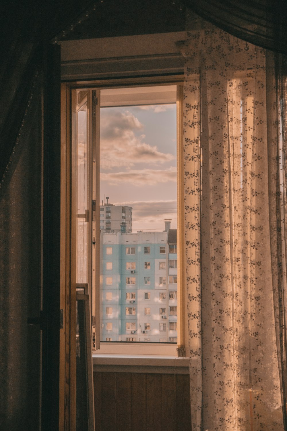 white and brown window curtain