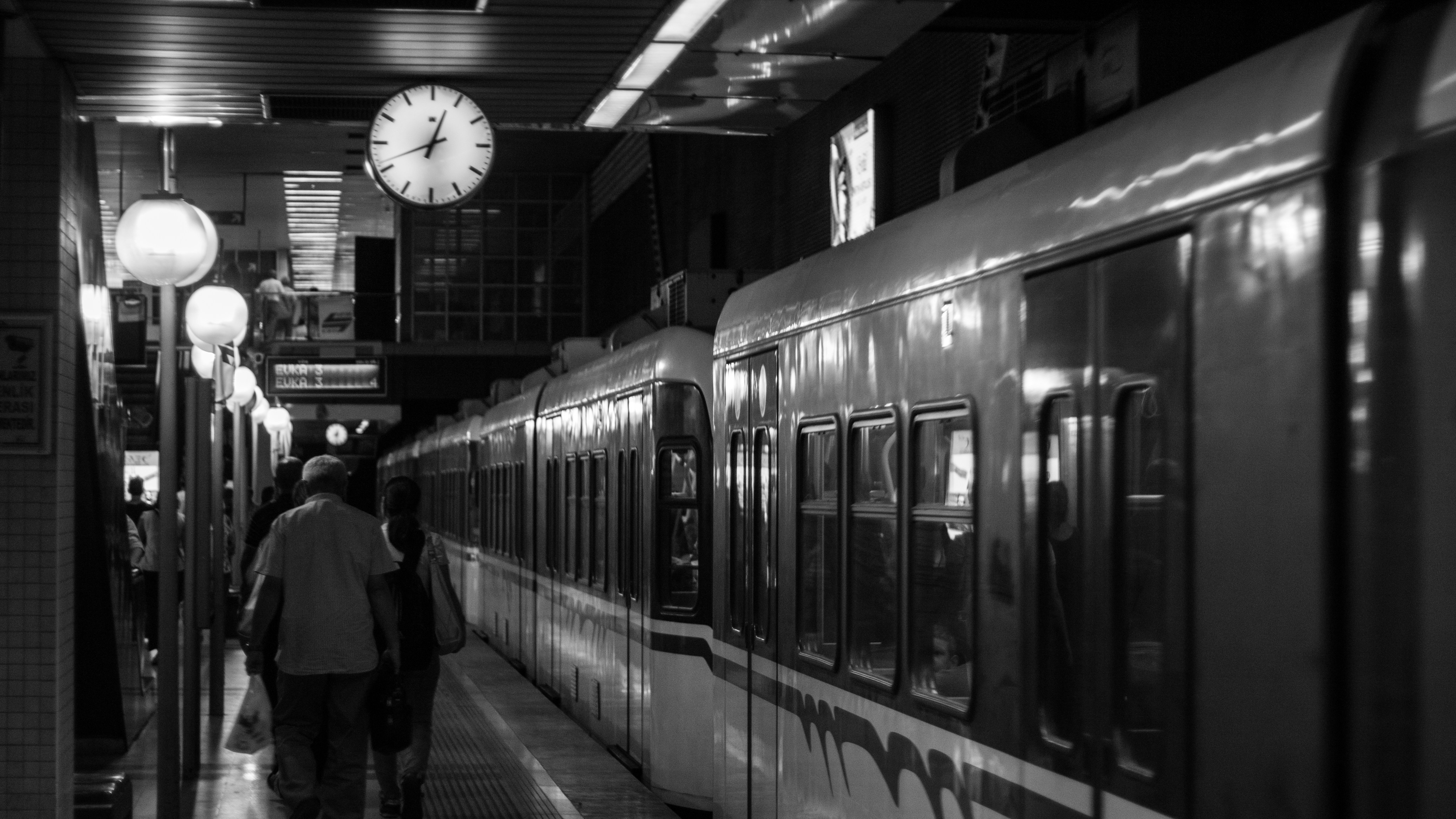 鉄道2 白黒鉄道写真 混雑した駅の電車 鉄道ラボ