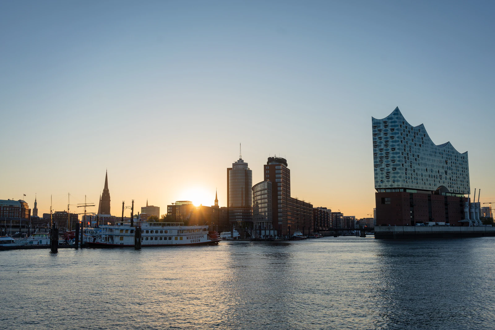 The Fontenay: Curved Architecture on the Alster in Hamburg