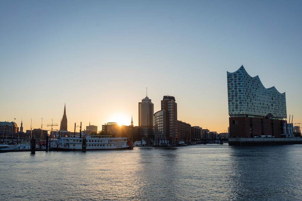 Skyline der Stadt tagsüber über das Gewässer