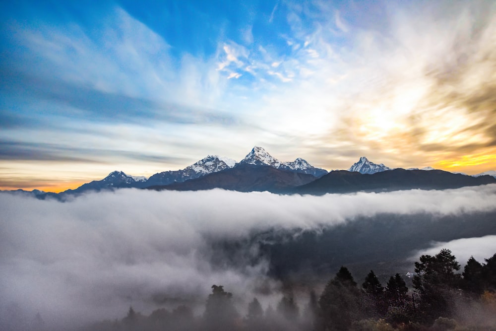 montaña cubierta de nieve bajo el cielo nublado durante el día