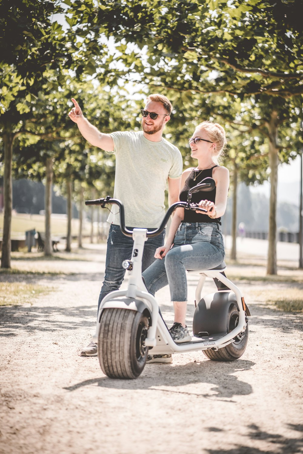 Mann und Frau fahren tagsüber auf dem Motorrad